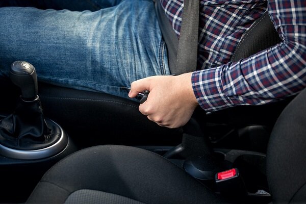 اشتباهی ساده که ترمز دستی خودرو را خراب می‌کند!