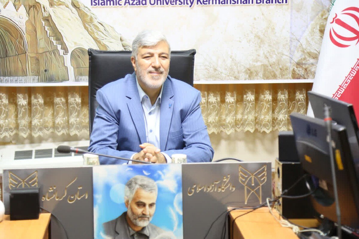 قدردانی از کارمند روشندل دانشگاه آزاد اسلامی واحد کرمانشاه