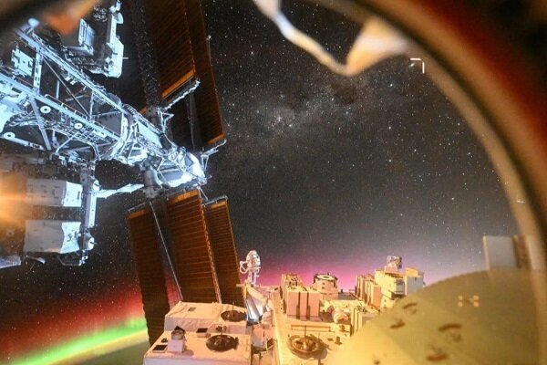 عکس خیره‌کننده فضانورد ژاپنی از شفق قطبی