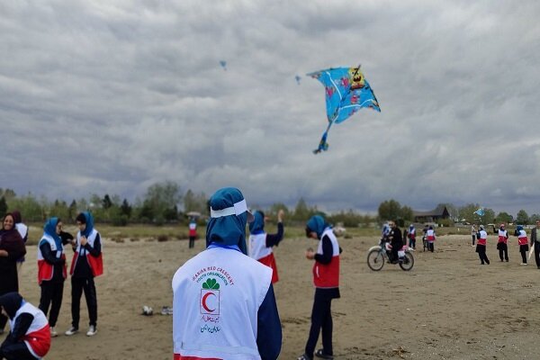 پرواز بادبادک‌های امید در ساحل خزر