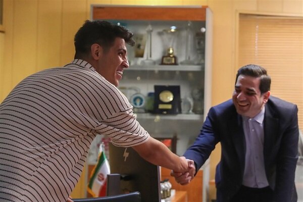 لحظه تلخ بوسیدن دست صابر کاظمی توسط پدرش + فیلم