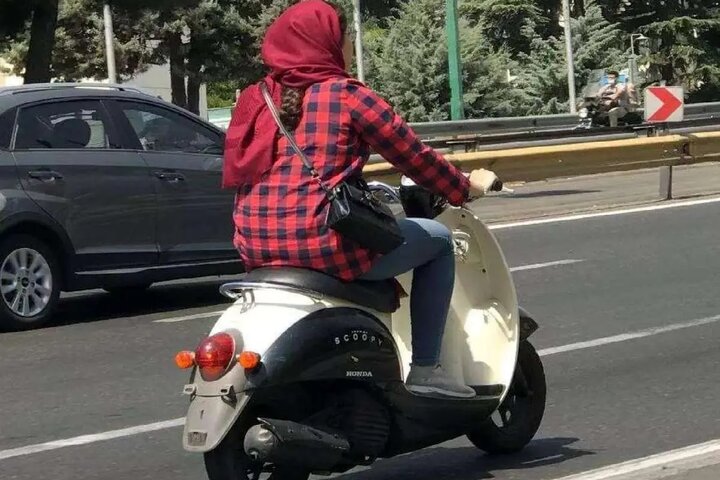 دردسرهای نداشتن گواهینامه برای زنان موتورسوار