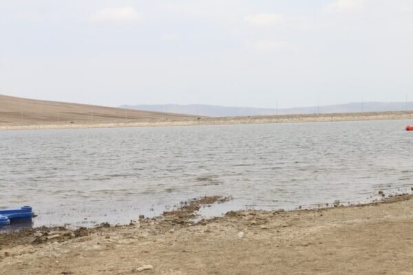 رهاسازی ۱۲۰ هزار قطعه بچه‌ماهی گرمابی در دریاچه گیلارلو