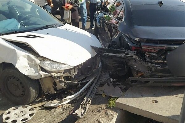 برخورد خاور با ۱۵ خودرو در بلوار سیمون بولیوار تهران