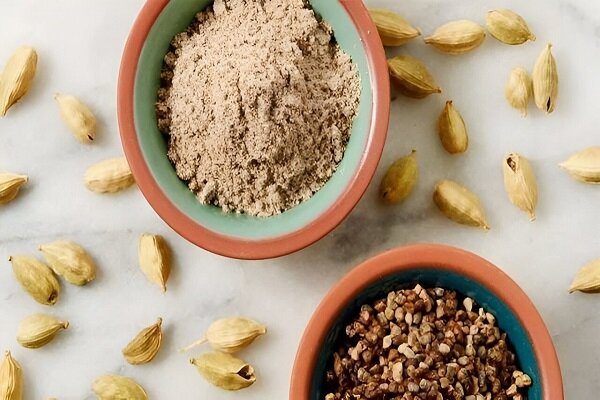 روش صحیح پودر کردن هل در خانه + راز ماندگاری عطر هل