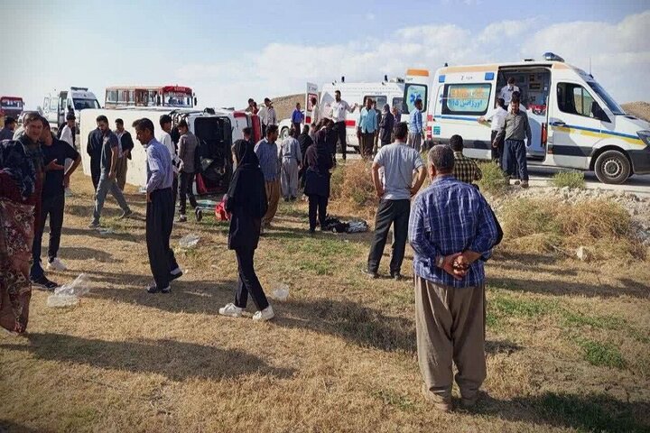 واژگونی مینی‌بوس دانش‌آموزان در نقده ۱۳ مصدوم بر جا گذاشت