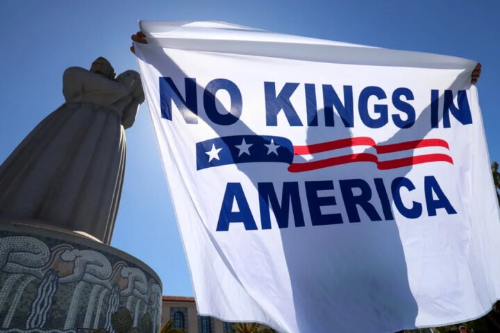 نظام سیاسی آمریکا در پاسخ به نیازهای جامعه ناتوان است / اعتراضات مردمی ضد ترامپ با شعار پادشاهی ممنوع!