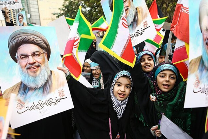 خروش مردم قم در راهپیمایی یوم‌الله ۱۳ آبان؛ حماسه‌ای از وحدت، ایمان و استکبارستیزی