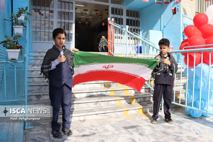 نواختن زنگ استکبار ستیزی و گرامیداشت روز دانش آموز در مدارس سما مشهد