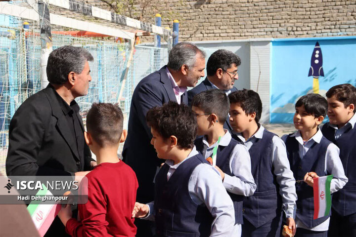 نواختن زنگ استکبار ستیزی و گرامیداشت روز دانش آموز در مدارس سما مشهد