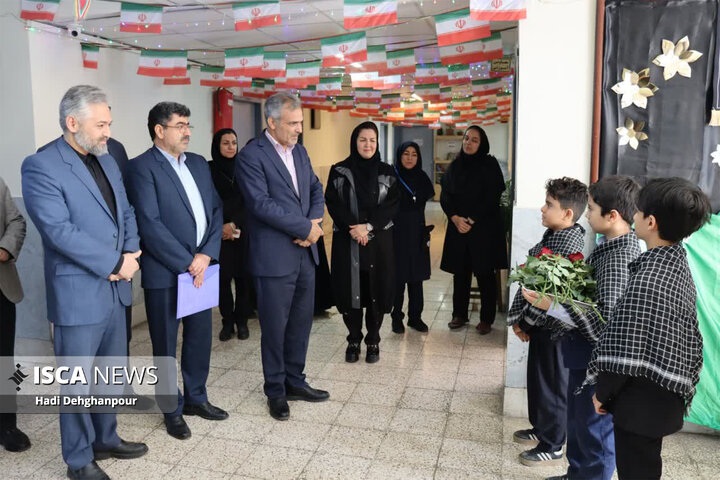 نواختن زنگ استکبار ستیزی و گرامیداشت روز دانش آموز در مدارس سما مشهد