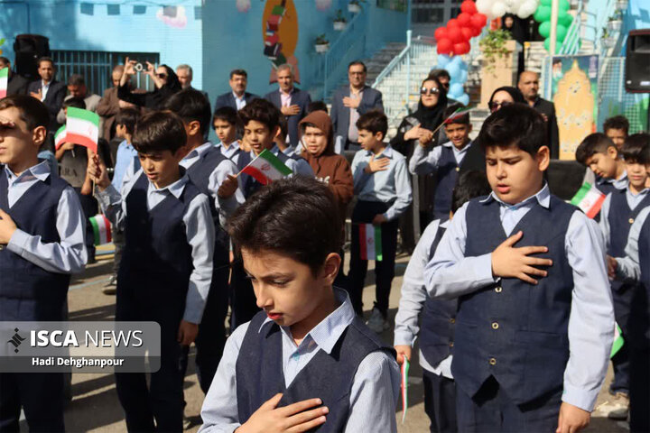 نواختن زنگ استکبار ستیزی و گرامیداشت روز دانش آموز در مدارس سما مشهد