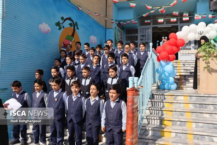 نواختن زنگ استکبار ستیزی و گرامیداشت روز دانش آموز در مدارس سما مشهد