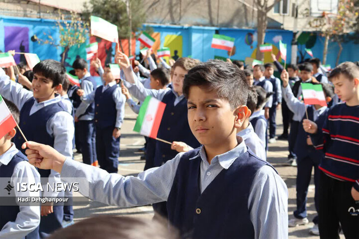 نواختن زنگ استکبار ستیزی و گرامیداشت روز دانش آموز در مدارس سما مشهد