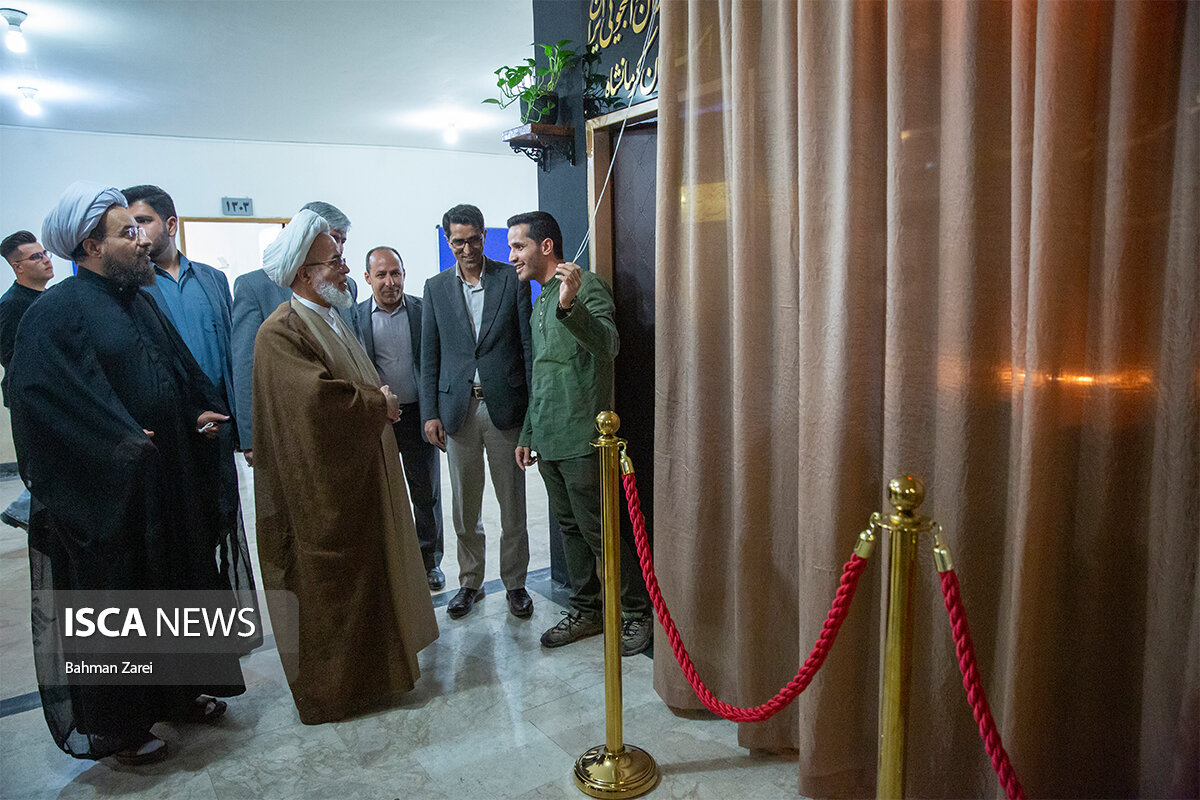 رونمایی از دیوارنگاره یادبود شهید طهرانچی و شهدای دانشگاه آزاد در دفتر ایسکانیوز کرمانشاه