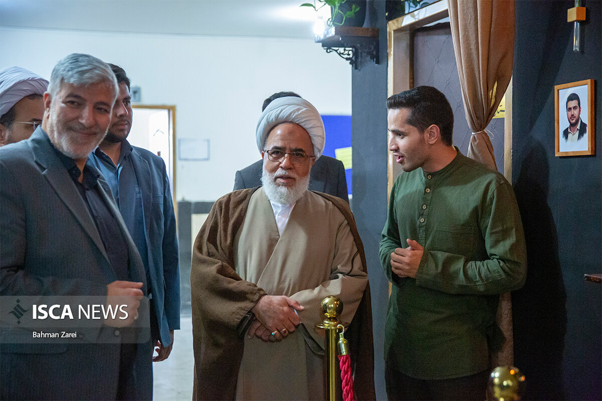 رونمایی از دیوارنگاره یادبود شهید طهرانچی و شهدای دانشگاه آزاد در دفتر ایسکانیوز کرمانشاه