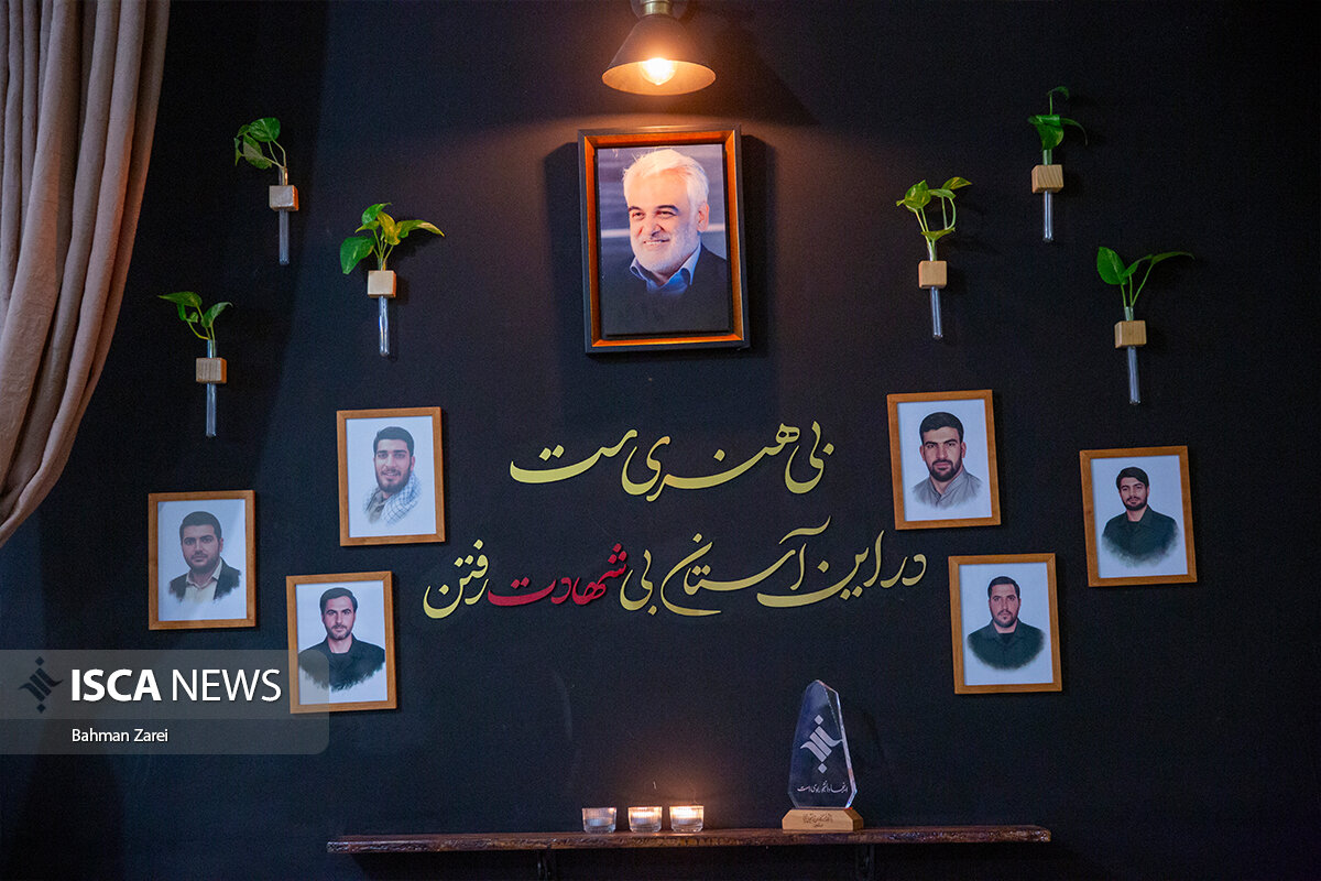 رونمایی از دیوارنگاره یادبود شهید طهرانچی و شهدای دانشگاه آزاد در دفتر ایسکانیوز کرمانشاه