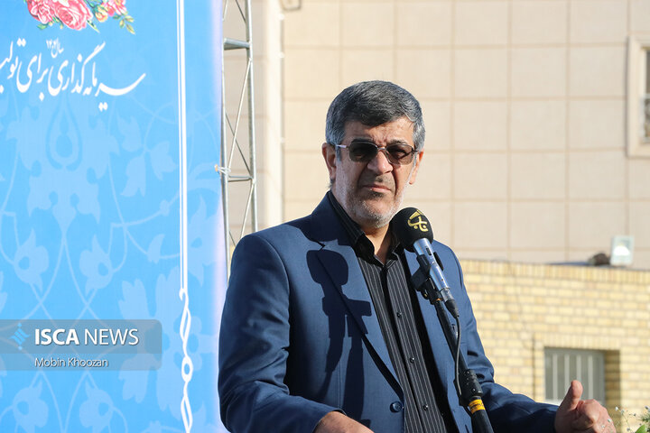 بزرگی واقعی در خدمت به مردم معنا پیدا می‌کند