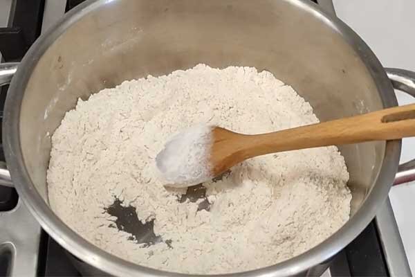 آموزش شیرینی پزی / طرز تهیه کاچی ساده با آرد گندم