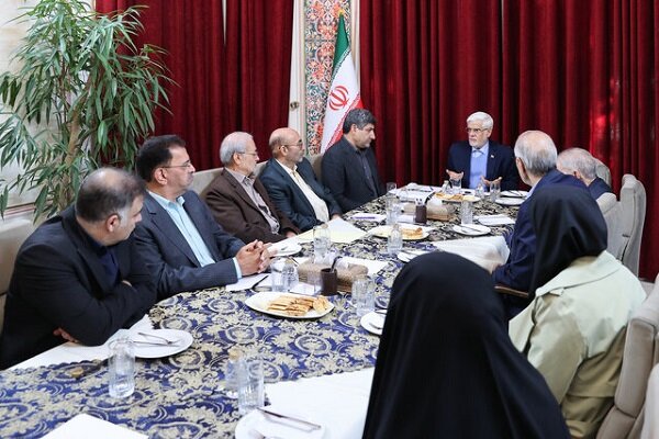 عارف: خودسوزی جوان اهوازی و خودکشی یک روزنامه‌نگار پیامی جدی برای جامعه و حاکمیت است