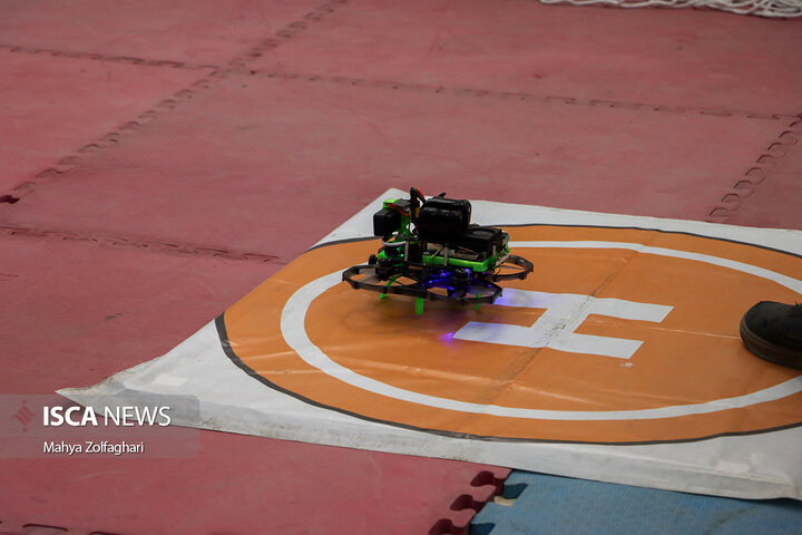 بازدید بیژن رنجبر از دستاورد های علمی و روباتیک دانشگاه آزاد اسلامی واحد یزد