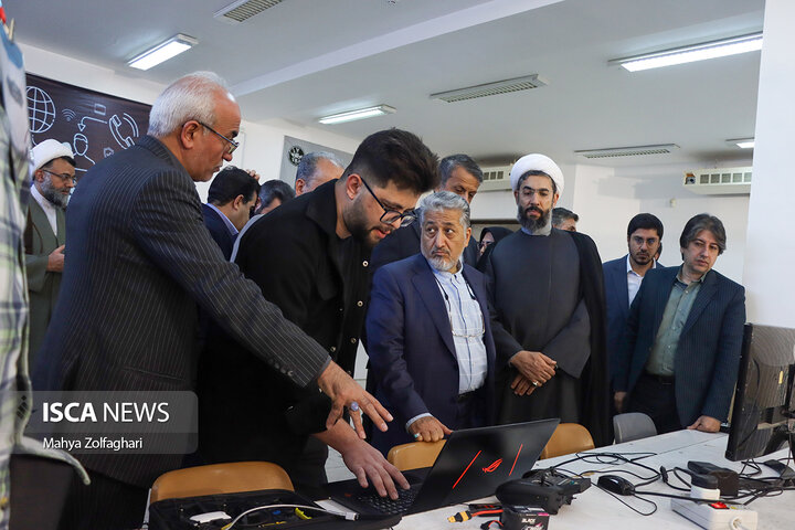 بازدید بیژن رنجبر از دستاورد های علمی و روباتیک دانشگاه آزاد اسلامی واحد یزد