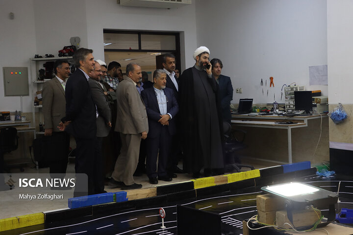 بازدید بیژن رنجبر از دستاورد های علمی و روباتیک دانشگاه آزاد اسلامی واحد یزد