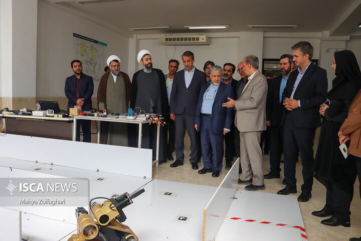بازدید بیژن رنجبر از دستاورد های علمی و روباتیک دانشگاه آزاد اسلامی واحد یزد