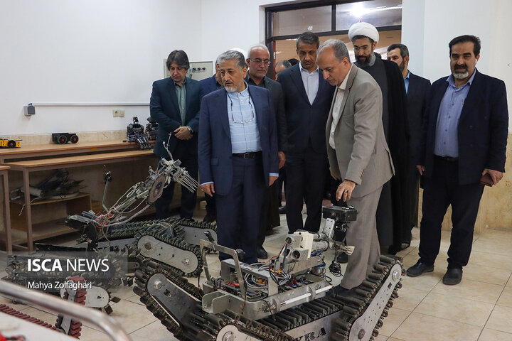 بازدید بیژن رنجبر از دستاورد های علمی و روباتیک دانشگاه آزاد اسلامی واحد یزد