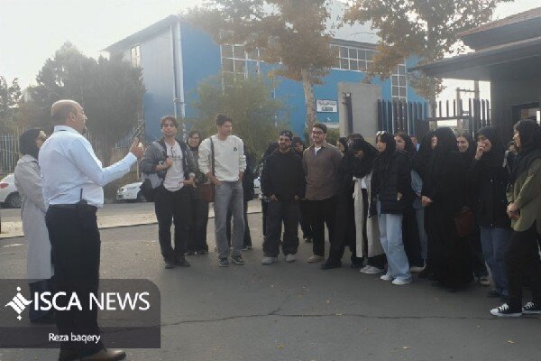 بازدید علمی دانشجویان دانشگاه آزاد قزوین از کارخانه باسابقه تولید محصولات بسته‌بندی