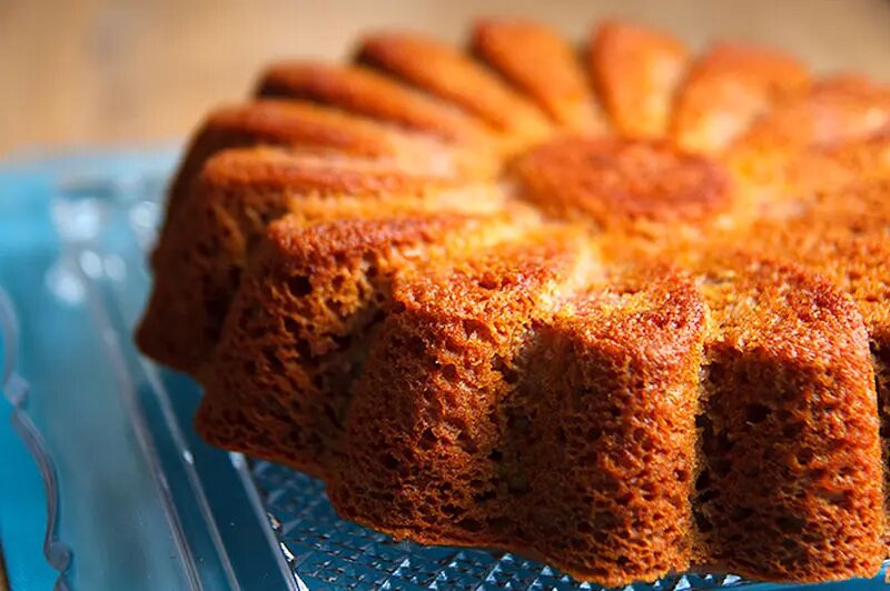 آموزش شیرینی پزی / طرز تهیه کیک خرمالو با سس مخصوص