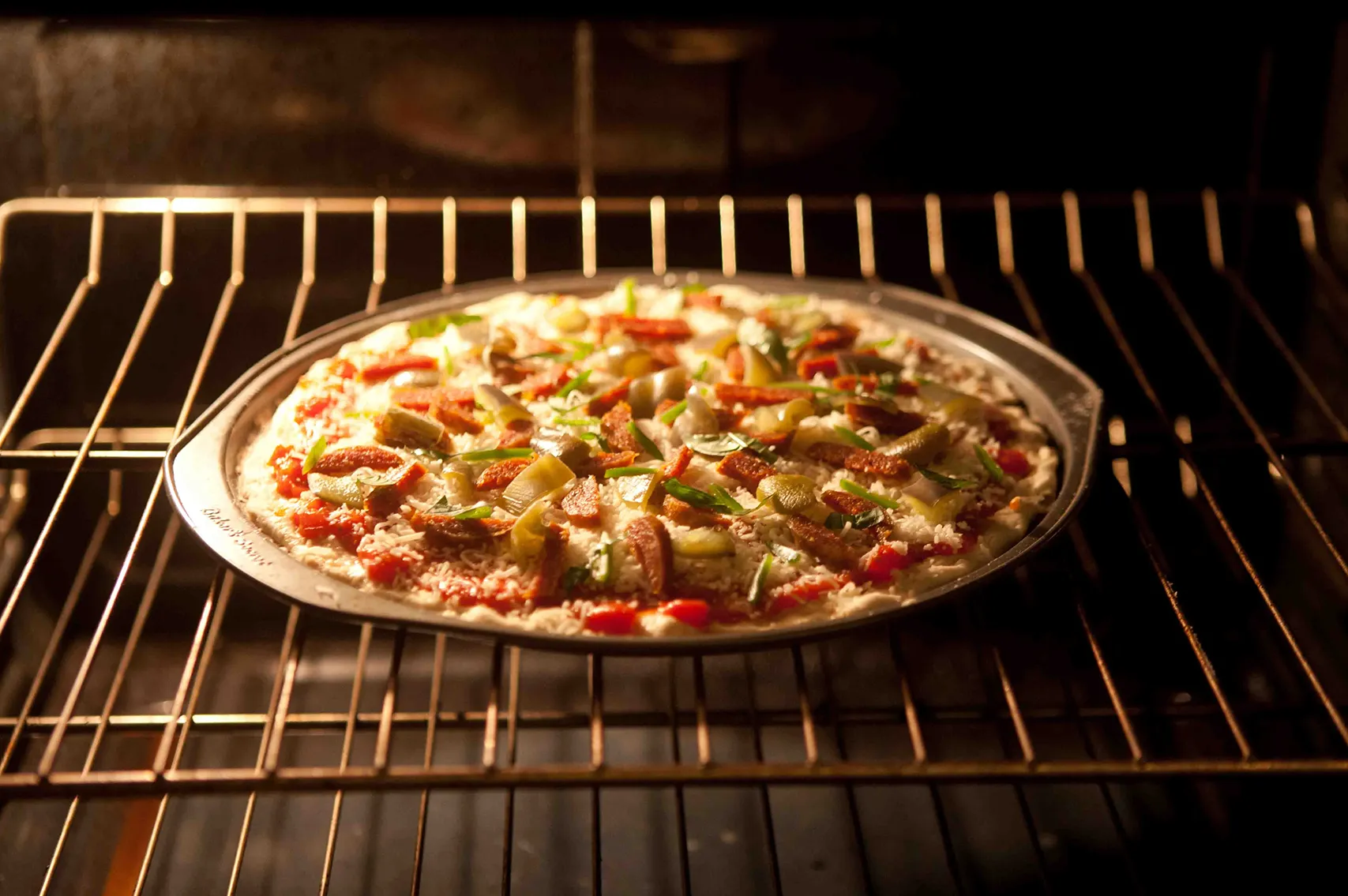 چگونه یک پیتزای خوشمزه مانند رستوران در خانه درست کنیم؟