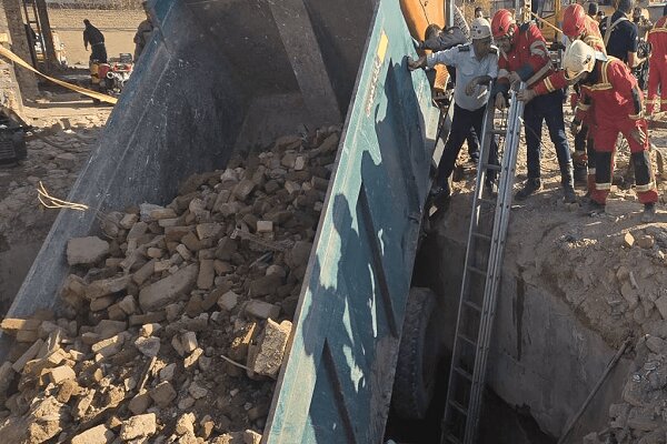 سقوط کامیون در گودال بزرگراه لشکری / ۲ نفر جان باختند