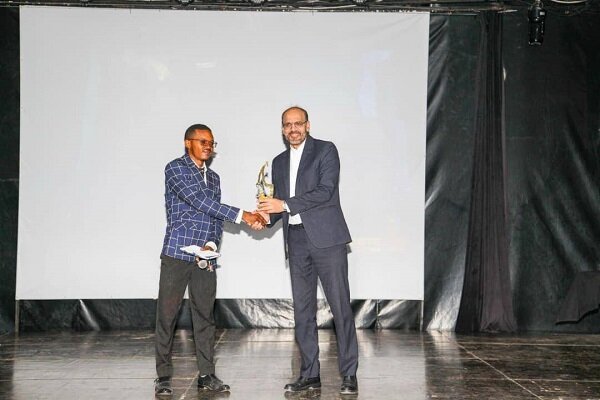 رایزن فرهنگی ایران در تانزانیا، جایزه «افسانه سپهر» را به ایران می‌آورد