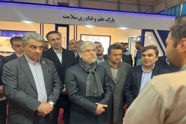 بازدید وزیر علوم از شرکت‌های فناور پارک علم و فناوری تبریز