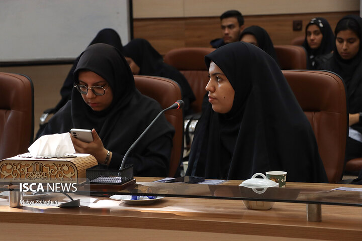 نشست چهار ساعته رئیس مجمع نمایندگان استان یزد با دانشجویان و تشکل‌های دانشجویی