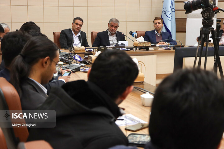 نشست چهار ساعته رئیس مجمع نمایندگان استان یزد با دانشجویان و تشکل‌های دانشجویی