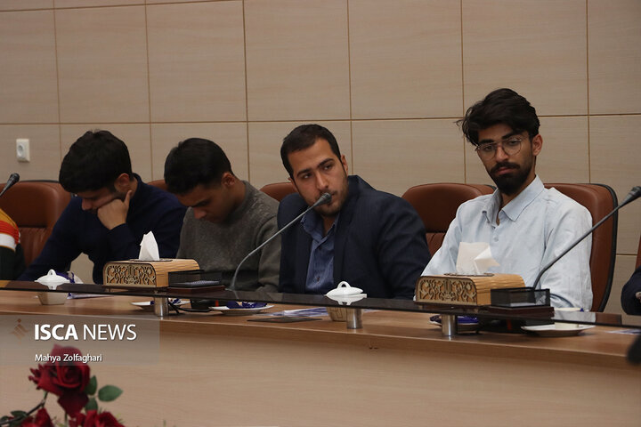 نشست چهار ساعته رئیس مجمع نمایندگان استان یزد با دانشجویان و تشکل‌های دانشجویی