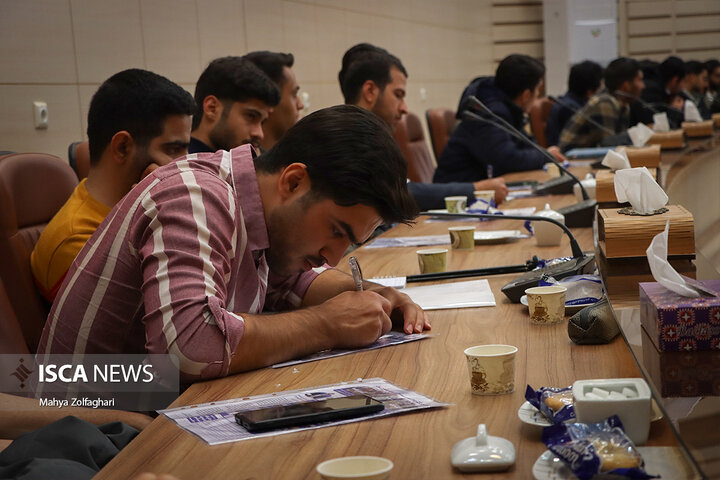 نشست چهار ساعته رئیس مجمع نمایندگان استان یزد با دانشجویان و تشکل‌های دانشجویی