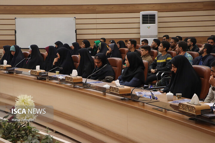 نشست چهار ساعته رئیس مجمع نمایندگان استان یزد با دانشجویان و تشکل‌های دانشجویی