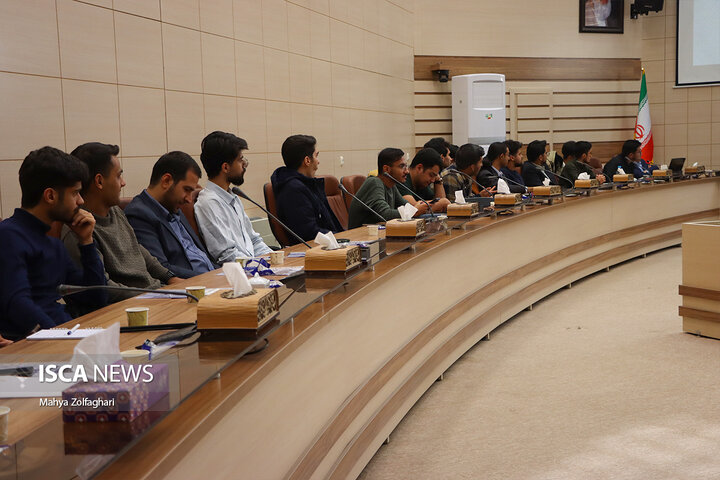 نشست چهار ساعته رئیس مجمع نمایندگان استان یزد با دانشجویان و تشکل‌های دانشجویی