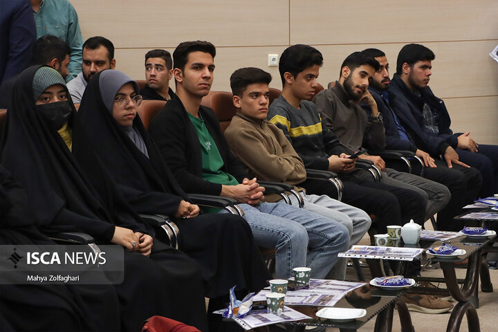 نشست چهار ساعته رئیس مجمع نمایندگان استان یزد با دانشجویان و تشکل‌های دانشجویی