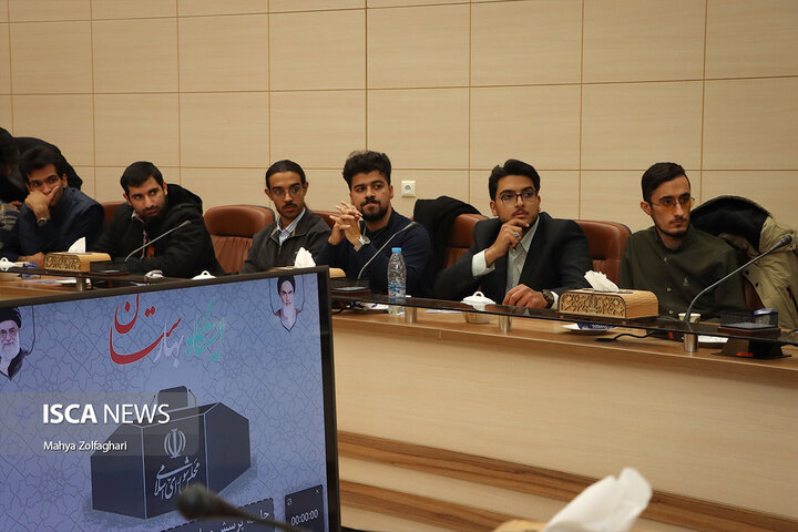 نشست چهار ساعته رئیس مجمع نمایندگان استان یزد با دانشجویان و تشکل‌های دانشجویی