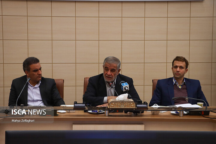 نشست چهار ساعته رئیس مجمع نمایندگان استان یزد با دانشجویان و تشکل‌های دانشجویی