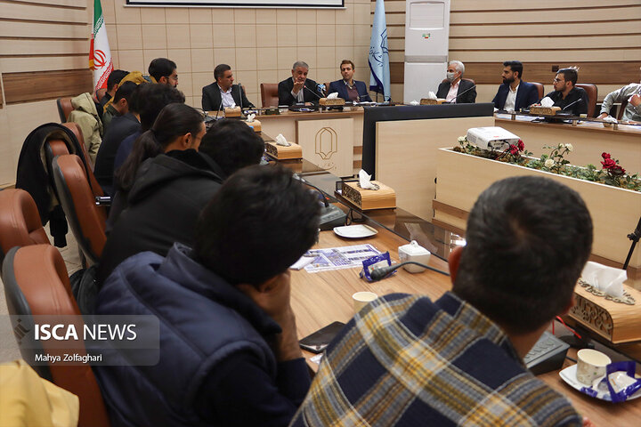 نشست چهار ساعته رئیس مجمع نمایندگان استان یزد با دانشجویان و تشکل‌های دانشجویی