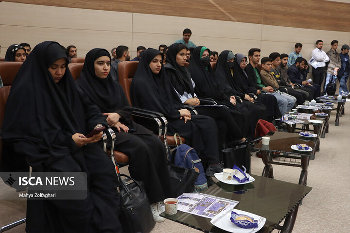 نشست چهار ساعته رئیس مجمع نمایندگان استان یزد با دانشجویان و تشکل‌های دانشجویی