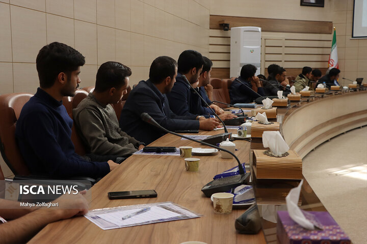 نشست چهار ساعته رئیس مجمع نمایندگان استان یزد با دانشجویان و تشکل‌های دانشجویی