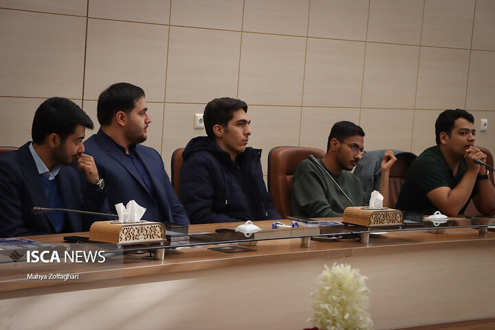 نشست چهار ساعته رئیس مجمع نمایندگان استان یزد با دانشجویان و تشکل‌های دانشجویی