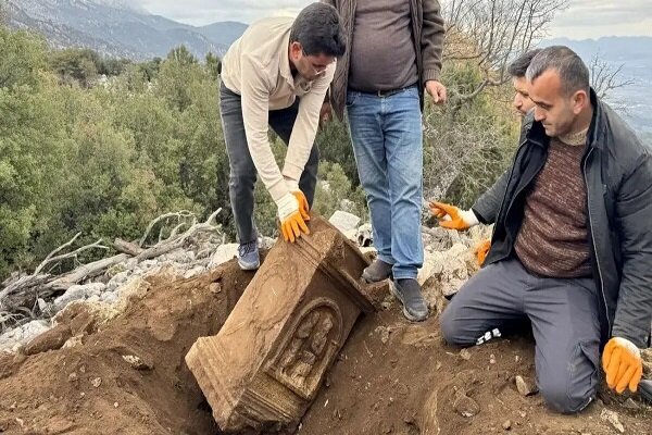 کشف تصادفی کتیبۀ مربوط به روم باستان توسط یک چوپان! + عکس