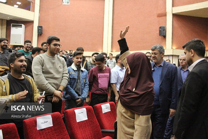 نشست پرسش و پاسخ دانشجویی با حضور سخنگوی دولت چهاردهم به مناسبت روز دانشجو در دانشگاه یزد